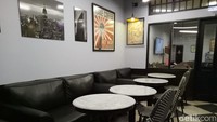 Jajaran sofa yang empuk dengan warna merah dan putih membuat desain kafe ini terlihat maskulin.