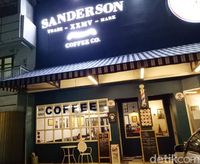 Sanderson Coffee: Enaknya Ayam Bakar Berbalut Cabe Hijau yang Pedas Gurih!