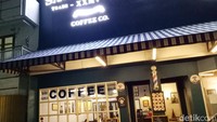 Coffee shop yang berada di kawasan Tanah Kusir ini punya sajian makanan enak serta aneka racikan kopi spesial. Berada persis di pinggri jalan raya, kafe ini terasa nyaman dan cukup homey.