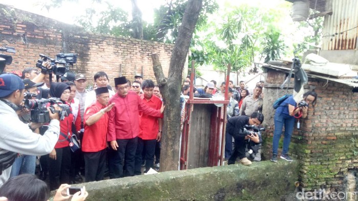 Djarot Blusukan, Spanduk Provokatif Masih Terpasang di Cipulir