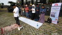 Sejumlah warga yang tergabung dalam Komunitas Cinta Bangsa melakukan salat Ashar di depan Gedung KPK, Jakarta, Selasa (14/3/2017).