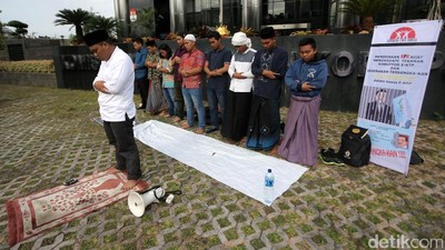 Warga Salat Berjamaah, Dukung KPK Usut Korupsi e-KTP
