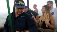 Sang pilot, Sean benar-benar memastikan balon udaranya dalam kondisi prima. Dia senantiasa memantau ketinggian, suhu, waktu, serta kecepatan angin lewat jam tangan pintar di tangannya (Wahyu/detikTravel)