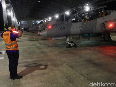 Penerbang Pesawat Tempur Gelar Latihan Malam Hari di Lanud Rsn