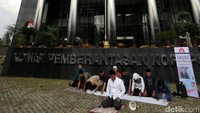 Aksi ini digelar di depan gedung KPK.