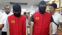 Dalam kasus ini, polisi menangkap empat orang pelaku, terdiri dari tiga orang laki-laki, dan satu orang perempuan. Salah satu pelaku di antaranya masih berusia 16 dan 17 tahun.