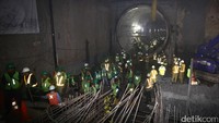 Plt Gubernur DKI Jakarta Sumarsono dan rombongan meninjau pengeboran terowongan.