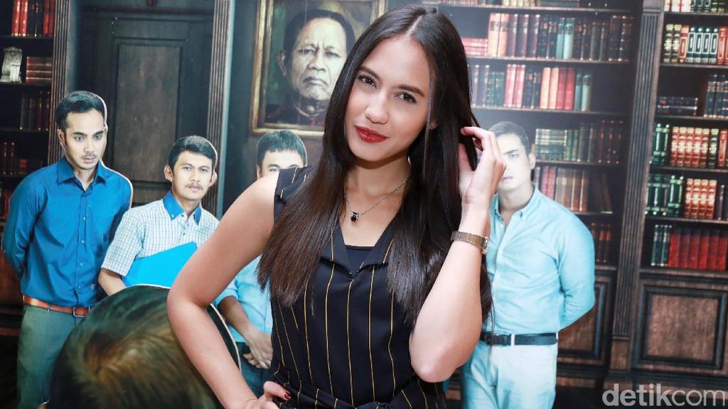 Posting Objek Bugil, Pevita Cuma Kagum Lukisan Soekarno