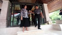 Meutia Farida Hatta dan Hendropriyono usai tabur bunga memperingati 37 tahun wafatnya Bung Hatta.