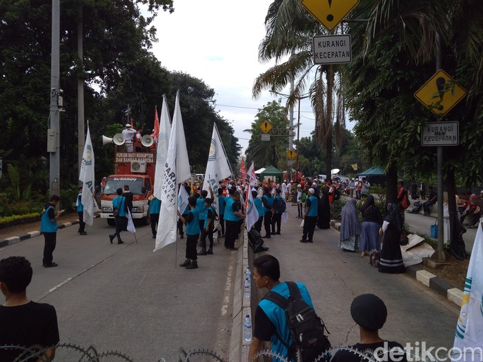 Penutupan Jalan dan Sidang Ahok Ke-14 yang Tetap Didatangi Massa