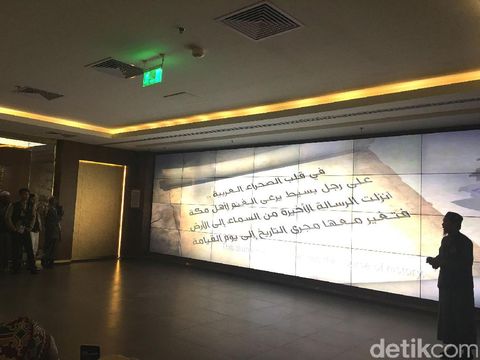 Ini Al Quran Terbesar di Dunia yang Ditulis Tangan Seberat 154 Kg