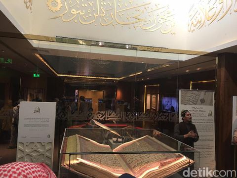 Ini Al Quran Terbesar di Dunia yang Ditulis Tangan Seberat 154 Kg