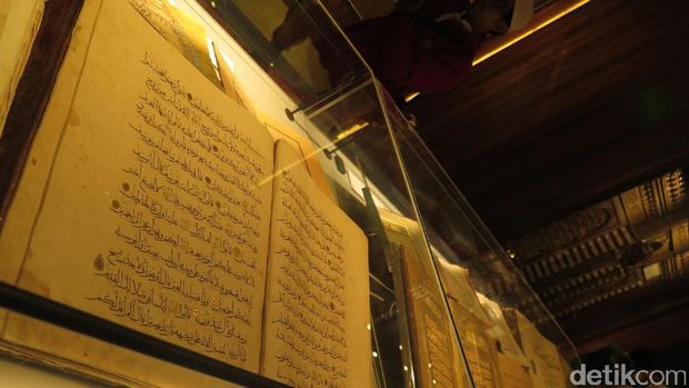 Ini Al Quran Terbesar di Dunia yang Ditulis Tangan Seberat 154 Kg