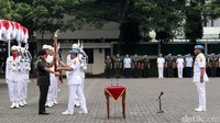 Panglima TNI Jenderal Gatot Nurmantyo menyerahkan pataka Paspampres kepada Brigjen Suhartono.