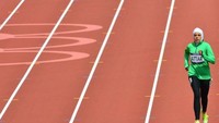 Atlet lari Arab Saudi Sarah Attar tengah bertanding dalam nomor  800 meter pada Olimpiade 20112 London, 8 Agustus 2012. Dia juga masuk kontingen Arab Saudi pada Olimpiade Rio (Foto: AFP PHOTO / GABRIEL BOUYS)