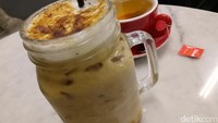Creme brulee menjadi salah satu racikan es kopi yang favorit di sini. Espresso dibuat dengan tiga jenis kopi Indonesia ini ditambahkan dengan susu dan saus karamel.