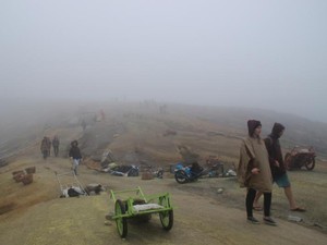Pagi yang Basah di Kawah Ijen
