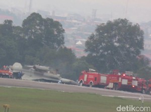 Pesawat F16 yang Tergelincir Sudah Ditarik ke Hanggar