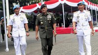 Momen saat Jenderal Gatot membawa tongkat komando. Foto: Grandyos Zafna
