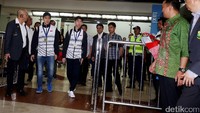 Macetnya bonus juara All England itu disiratkan Marcus Fernaldi Gideon lewat akun instagram miliknya. Dia tak memebrikan keterangan hanya mengunggah foto dia dan Kevin yang diberi bonus secara simbolis. Foto: Rengga Sancaya/detikSport