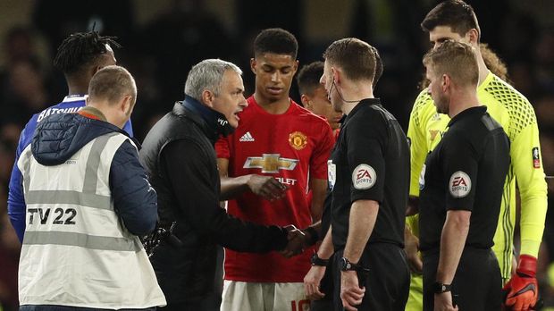 Jose Mourinho melakukan protes kepada Michael Oliver di ajang Piala FA 2016/2017.