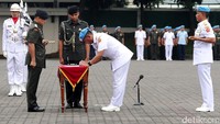 Panglima TNI Jenderal Gatot Nurmantyo menyaksikan penandatanganan serah terima jabatan Komandan Pasukan Pengamanan Presiden (Danpaspampres) dari Mayjen Bambang Suswantono kepada Brigjen Suhartono.