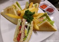 Sanderson Coffee: Enaknya Ayam Bakar Berbalut Cabe Hijau yang Pedas Gurih!