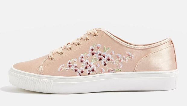 Lelah Pakai Heels? Ini 5 Sepatu Flats Girly yang Tidak Bikin Pegal