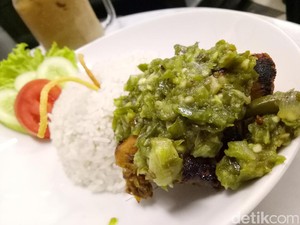 Sanderson Coffee: Enaknya Ayam Bakar Berbalut Cabai Hijau yang Pedas Gurih!