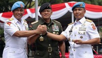 (Ki-ka) Mayjen Bambang Suswantono, Panglima TNI Jenderal Gatot Nurmantyo, dan Brigjen Suhartono melakukan salam komando usai upacara serah terima jabatan.