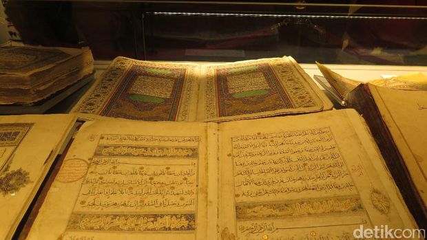 Ini Al Quran Terbesar di Dunia yang Ditulis Tangan Seberat 154 Kg