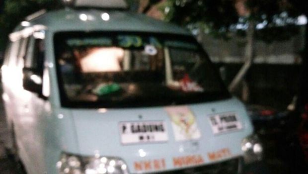 Lima sopir ditangkap polisi saat asyik judi di dalam mikrolet.