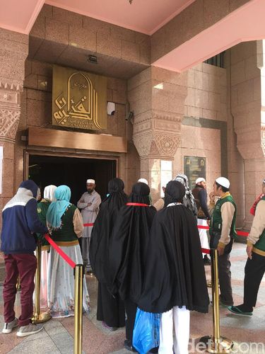Ini Al Quran Terbesar di Dunia yang Ditulis Tangan Seberat 154 Kg