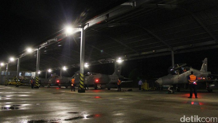 Penerbang Pesawat Tempur Gelar Latihan Malam Hari di Lanud Rsn