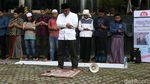 Warga Salat Berjamaah, Dukung KPK Usut Korupsi e-KTP