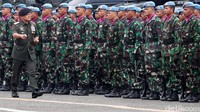Panglima TNI Jenderal Gatot Nurmantyo memeriksa pasukan.