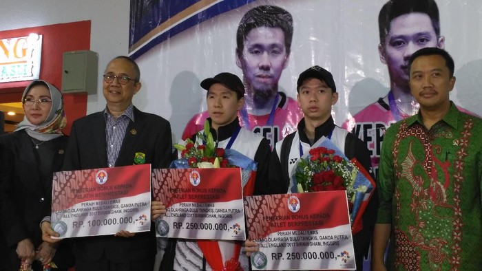 Tiba di Tanah Air, Kevin/Marcus Disambut Kalungan Bunga oleh Menpora