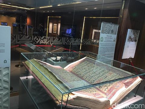 Ini Al Quran Terbesar di Dunia yang Ditulis Tangan Seberat 154 Kg