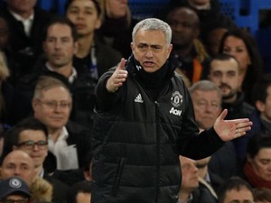 Acungan Tiga Jari Mourinho dan Teriakan Judas dari Fans Chelsea