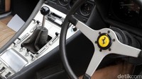 Mobil-mobil klasik Ferrari ini dipajang dengan indah di Gedung Arsip Nasional, Jakarta, Selasa (14/3/2017).