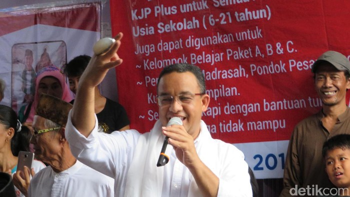 Anies Diberi Batu Pandan Jumbo Saat Kampanye di Cengkareng