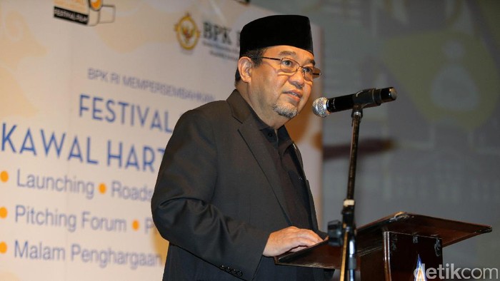 Harry Azhar Azis lahir pada 25 April 1956 di  Tanjung Pinang, Kepulauan Riau. Suami dari Amanah Abdulkadir itu juga Ketua Badan Pemeriksa Keuangan (BPK) periode 2014-2019.