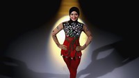 Atlet ice skating dari Uni Emirat Arab (UAE), Zahra Lari, saat tampil di Zayed Sports City, Abu Dhabi, 19 Mei 2015. Dia perempuan berhijab pertama yang mengikuti turnamen ice skating internasional (Foto: Francois Nel/Getty Images)