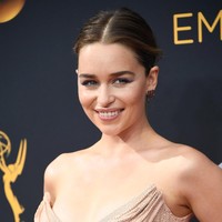 Emilia Clarke berada di posisi tujuh dengan predikat Best Face/ Hall of Fame. Ia merupakan bintang serial Game of Thrones asal Inggris. Foto: Getty Images