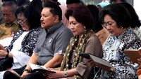 Meutia Farida Hatta bersama para tamu undangan tampak khusyuk berdoa.