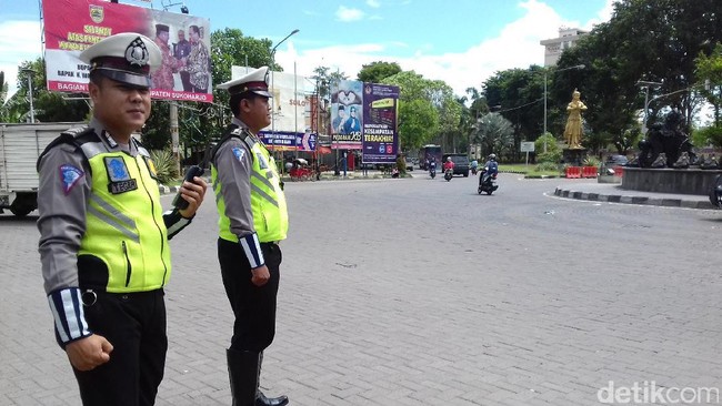 Kesabaran Polantas: Dicakar Perempuan Sampai Digoda Pria Kemayu
