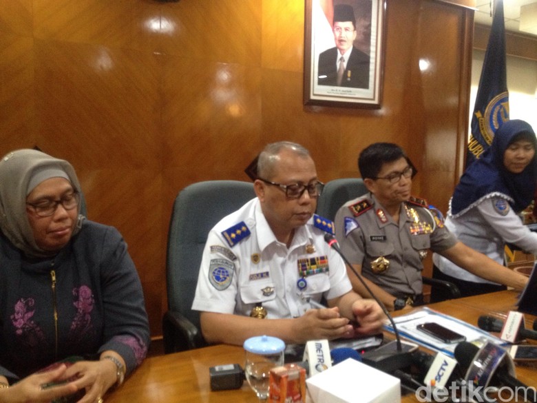 Angkot Vs Taksi Online, Kemenhub: PM 32/2016 Jawabannya Angkot Vs Taksi Online, Kemenhub: PM 32/2016 Jawabannya