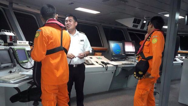 Basarnas melihat instrumen kapal (dok Basarnas Sorong)