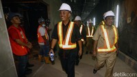 Plt Gubernur DKI Jakarta Sumarsono dan Ketua DPRD DKI Jakarta Prasetyo Edi Marsudi masuk ke dalam proyek MRT yang berada di dalam perut bumi.