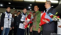 Imam mengalungkan bunga kepada Kevin. Marcus mendapatkan kalungan bunga dari Wakil Ketua Umum II PP PBSI Lutfi Hamid.
